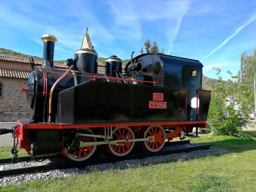 Locomotora antigua de Cistierna restaurada e instalada en la estación de tren al aire libre