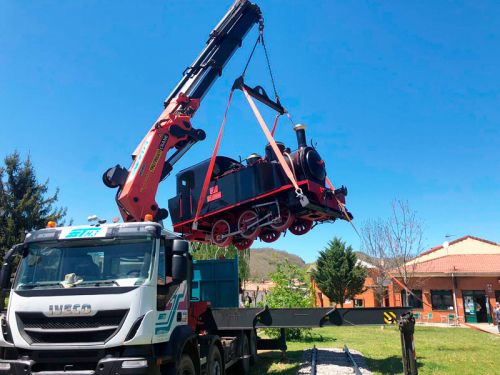 Colocación de la locomotora restaurada en la estación de tren de Cistierna