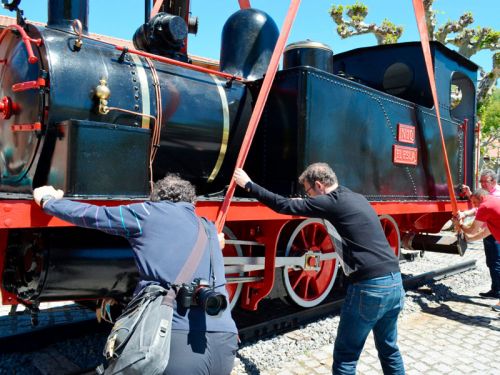 Últimos detalles para la instalación de la locomotora restaurada en la estación de tren de Cistierna