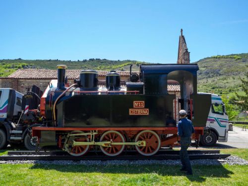 Locomotora restaurada e instalada en la estación de tren de Cistierna
