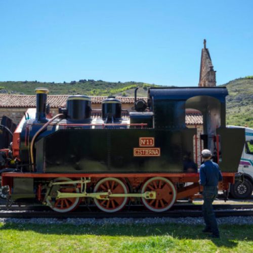 Locomotora restaurada e instalada en la estación de tren de Cistierna