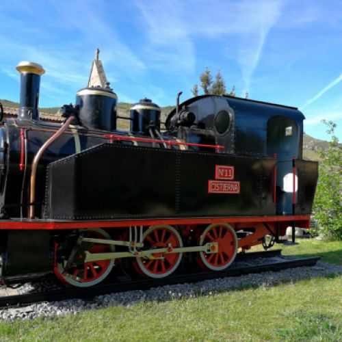 Locomotora antigua de Cistierna restaurada e instalada en la estación de tren al aire libre