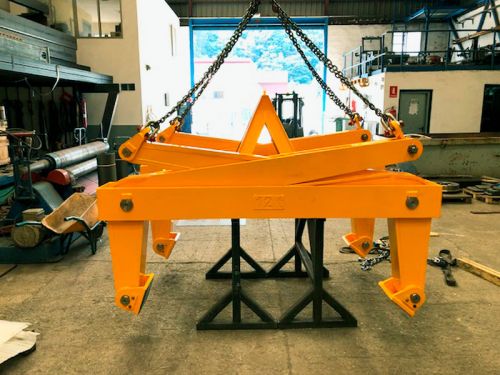 Pieza de metal colgada realizada en Taller Carlos del Valle