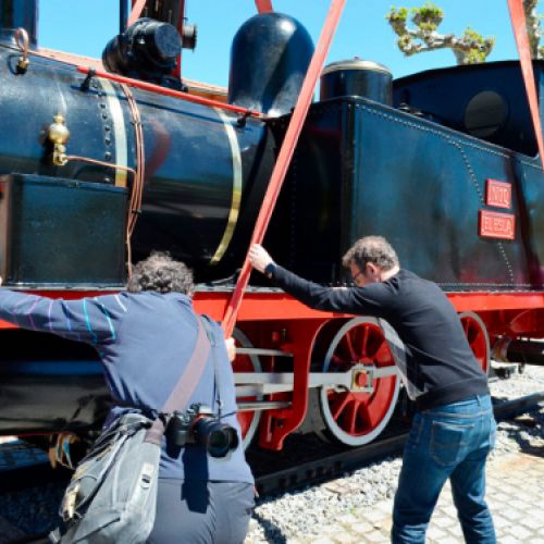 Últimos detalles para la instalación de la locomotora restaurada en la estación de tren de Cistierna