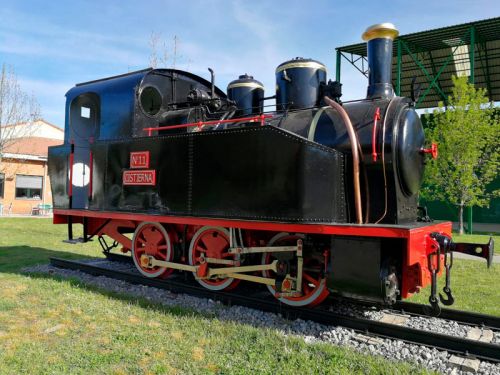 Locomotora restaurada e instalada en la estación de tren de Cistierna al aire libre