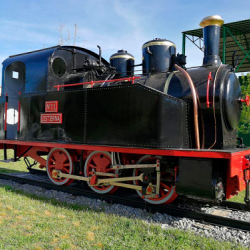 Locomotora restaurada e instalada en la estación de tren de Cistierna al aire libre